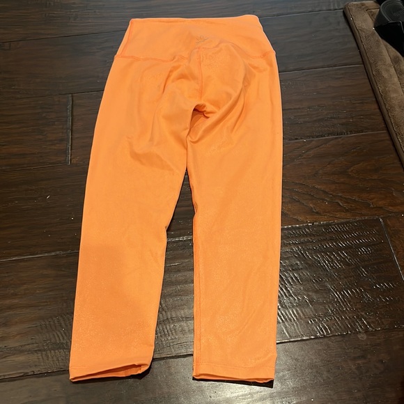 Beyond Yoga 2 piece cropped legging/sports bra in dk peach shimmer 🍑 - Picture 5 of 7